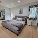 Modern Luxury 3 Bedroom Home Next To La Cienega Plaza With Parking, Wifi, Tv, Bbq 10 Minutes To Rodeo Drive