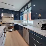 Modern Luxury 3 Bedroom Home Next To La Cienega Plaza With Parking, Wifi, Tv, Bbq 10 Minutes To Rodeo Drive