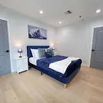Modern Luxury 3 Bedroom Home Next To La Cienega Plaza With Parking, Wifi, Tv, Bbq 10 Minutes To Rodeo Drive