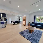 Modern Luxury 3 Bedroom Home Next To La Cienega Plaza With Parking, Wifi, Tv, Bbq 10 Minutes To Rodeo Drive