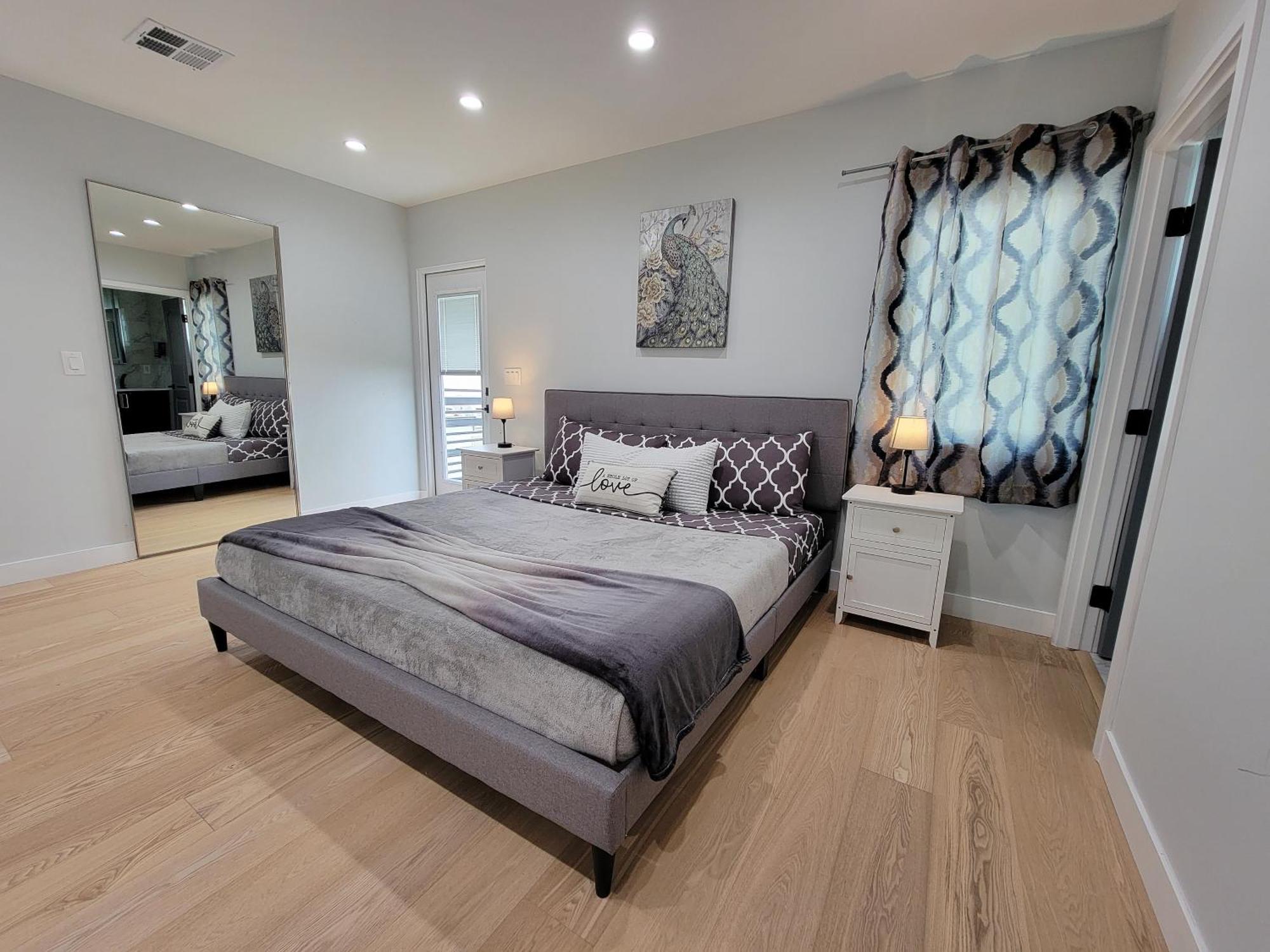 Modern Luxury 3 Bedroom Next To La Cienega Plaza With Parking, Wifi, Tv, Bbq 10 Minutes To Rodeo Drive * Los Angeles