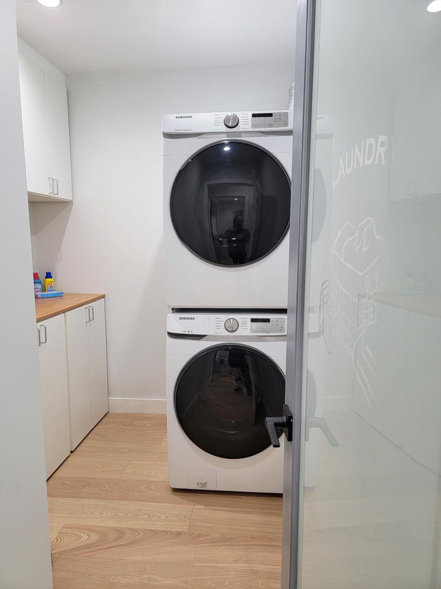 Modern Luxury 3 Bedroom Next To La Cienega Plaza With Parking, Wifi, Tv, Bbq 10 Minutes To Rodeo Drive *
