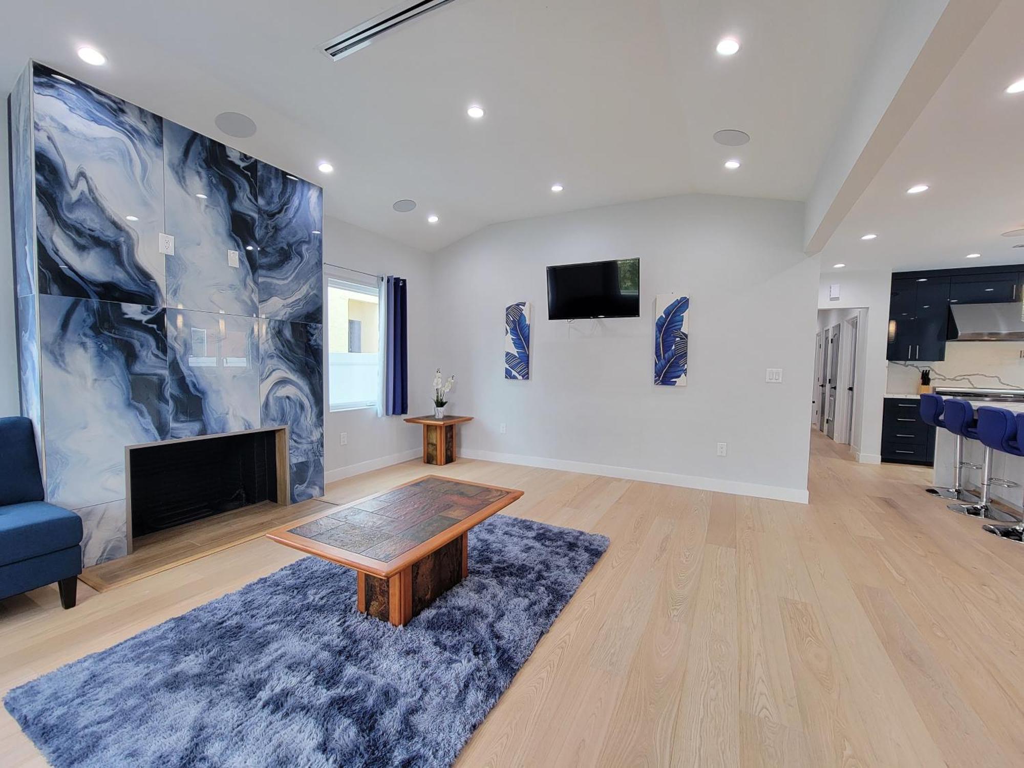 Modern Luxury 3 Bedroom Next To La Cienega Plaza With Parking, Wifi, Tv, Bbq 10 Minutes To Rodeo Drive *