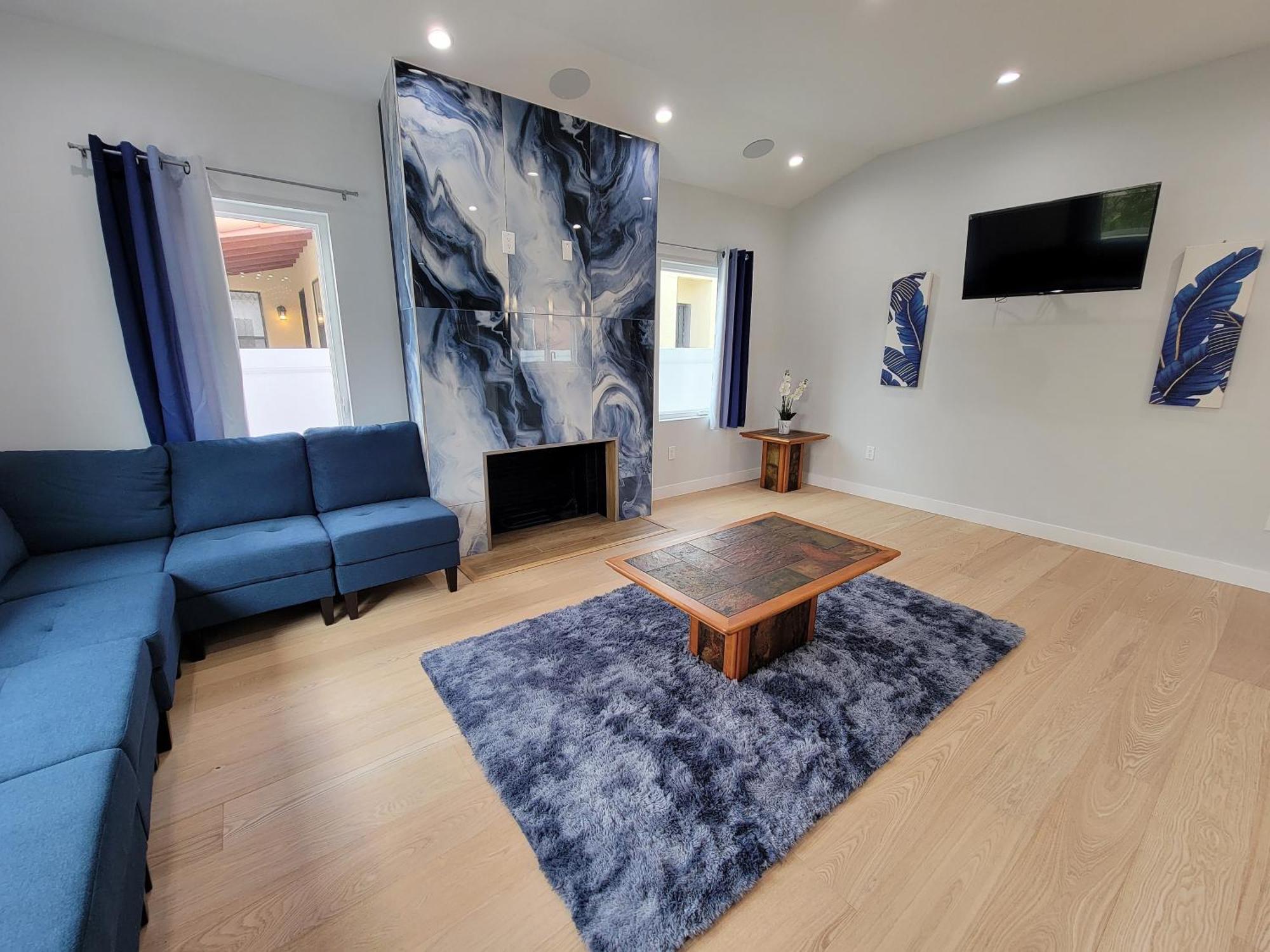 Modern Luxury 3 Bedroom Next To La Cienega Plaza With Parking, Wifi, Tv, Bbq 10 Minutes To Rodeo Drive Casa vacanze