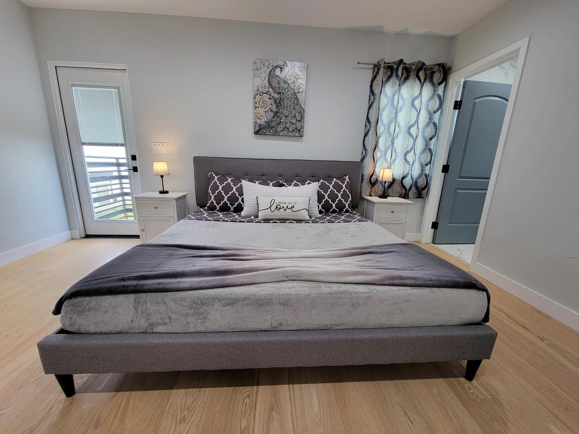 Modern Luxury 3 Bedroom Next To La Cienega Plaza With Parking, Wifi, Tv, Bbq 10 Minutes To Rodeo Drive *