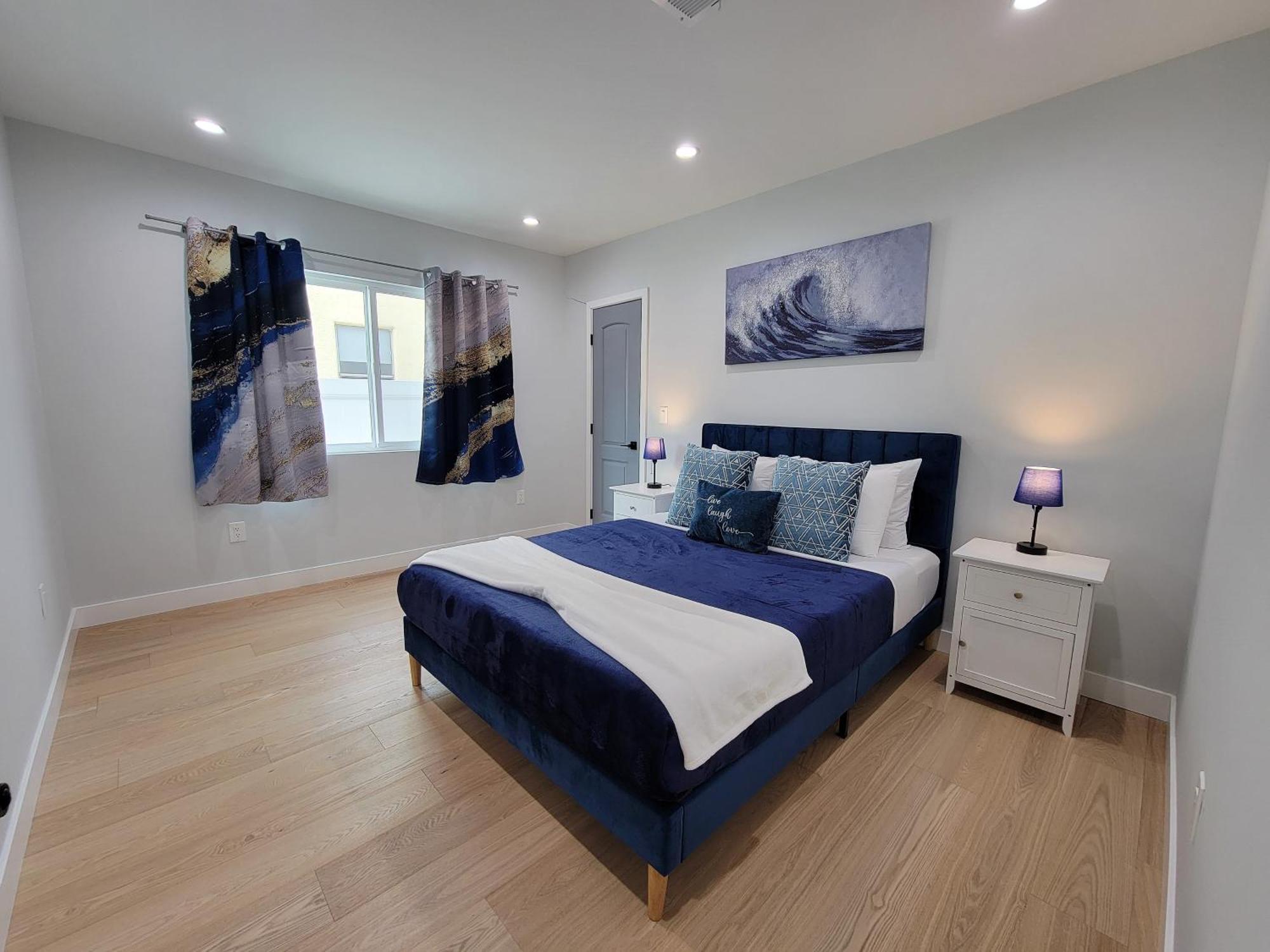 Modern Luxury 3 Bedroom Next To La Cienega Plaza With Parking, Wifi, Tv, Bbq 10 Minutes To Rodeo Drive * Los Angeles