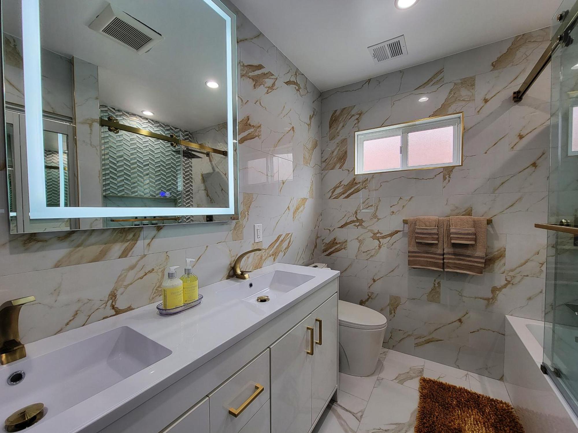 Modern Luxury 3 Bedroom Next To La Cienega Plaza With Parking, Wifi, Tv, Bbq 10 Minutes To Rodeo Drive Casa vacanze