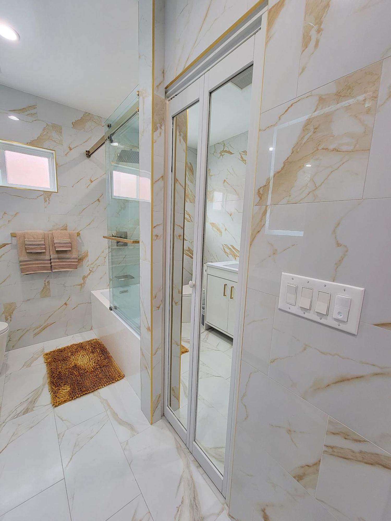 Casa vacanze Modern Luxury 3 Bedroom Next To La Cienega Plaza With Parking, Wifi, Tv, Bbq 10 Minutes To Rodeo Drive Los Angeles