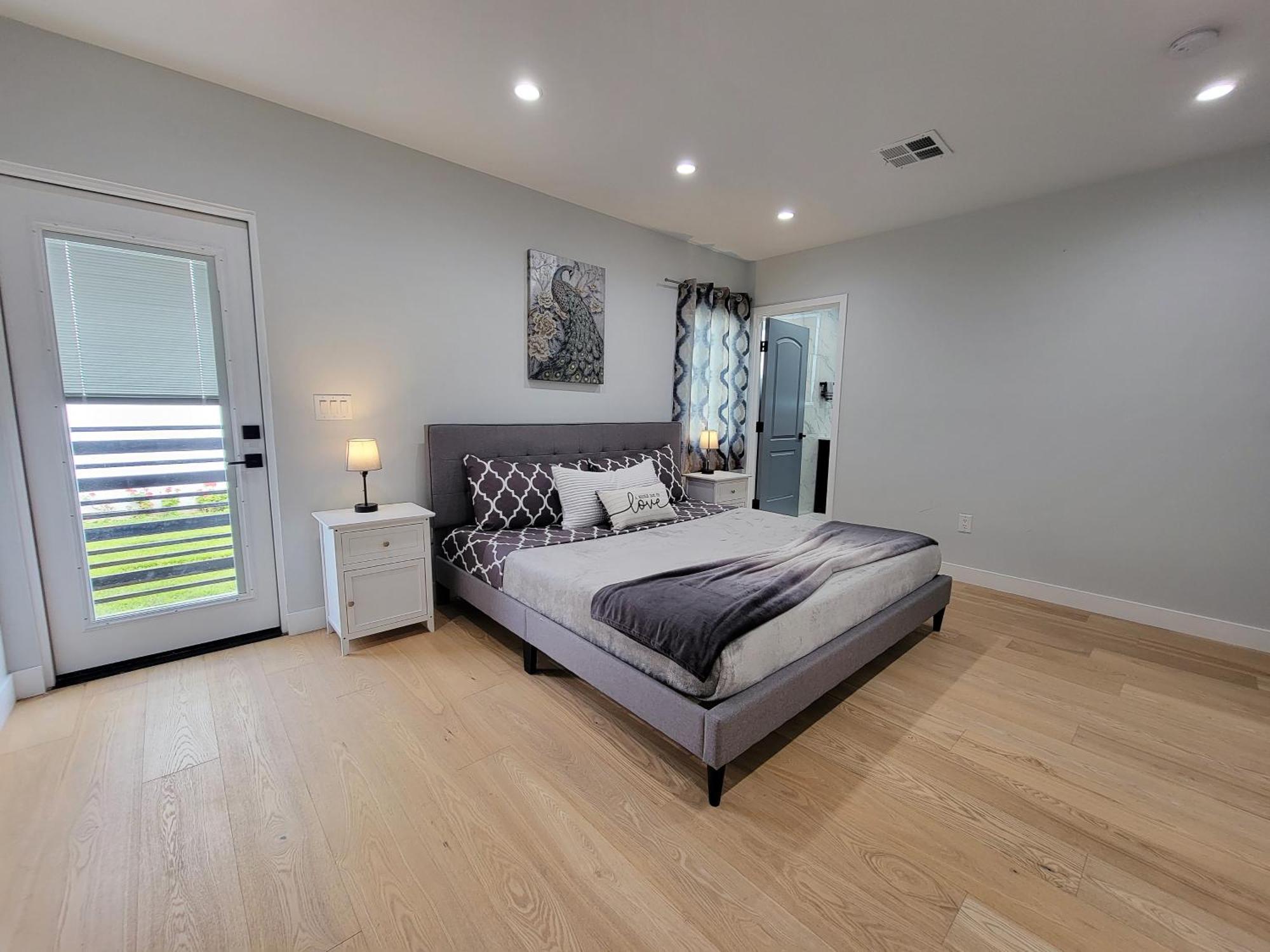 Modern Luxury 3 Bedroom Next To La Cienega Plaza With Parking, Wifi, Tv, Bbq 10 Minutes To Rodeo Drive Los Angeles