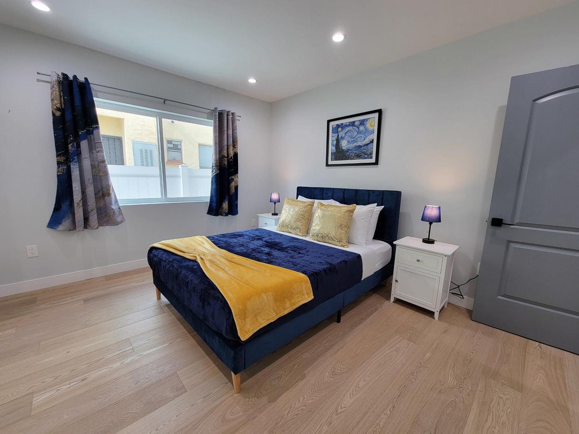 Modern Luxury 3 Bedroom Next To La Cienega Plaza With Parking, Wifi, Tv, Bbq 10 Minutes To Rodeo Drive Casa vacanze *
