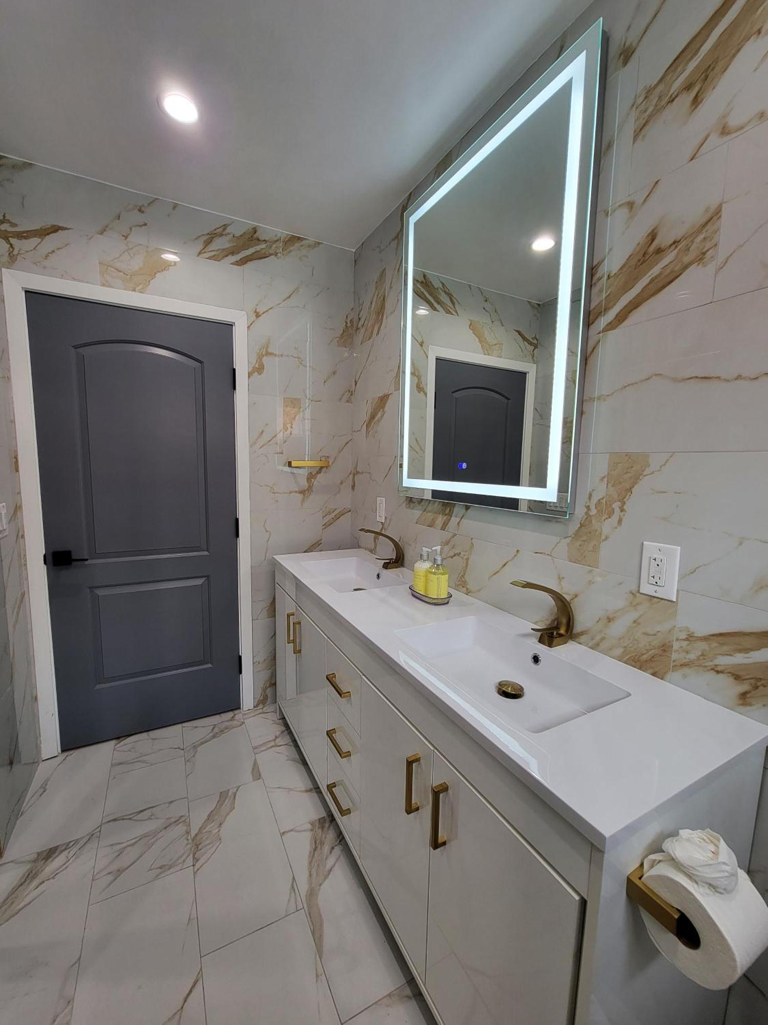 Modern Luxury 3 Bedroom Next To La Cienega Plaza With Parking, Wifi, Tv, Bbq 10 Minutes To Rodeo Drive Los Angeles