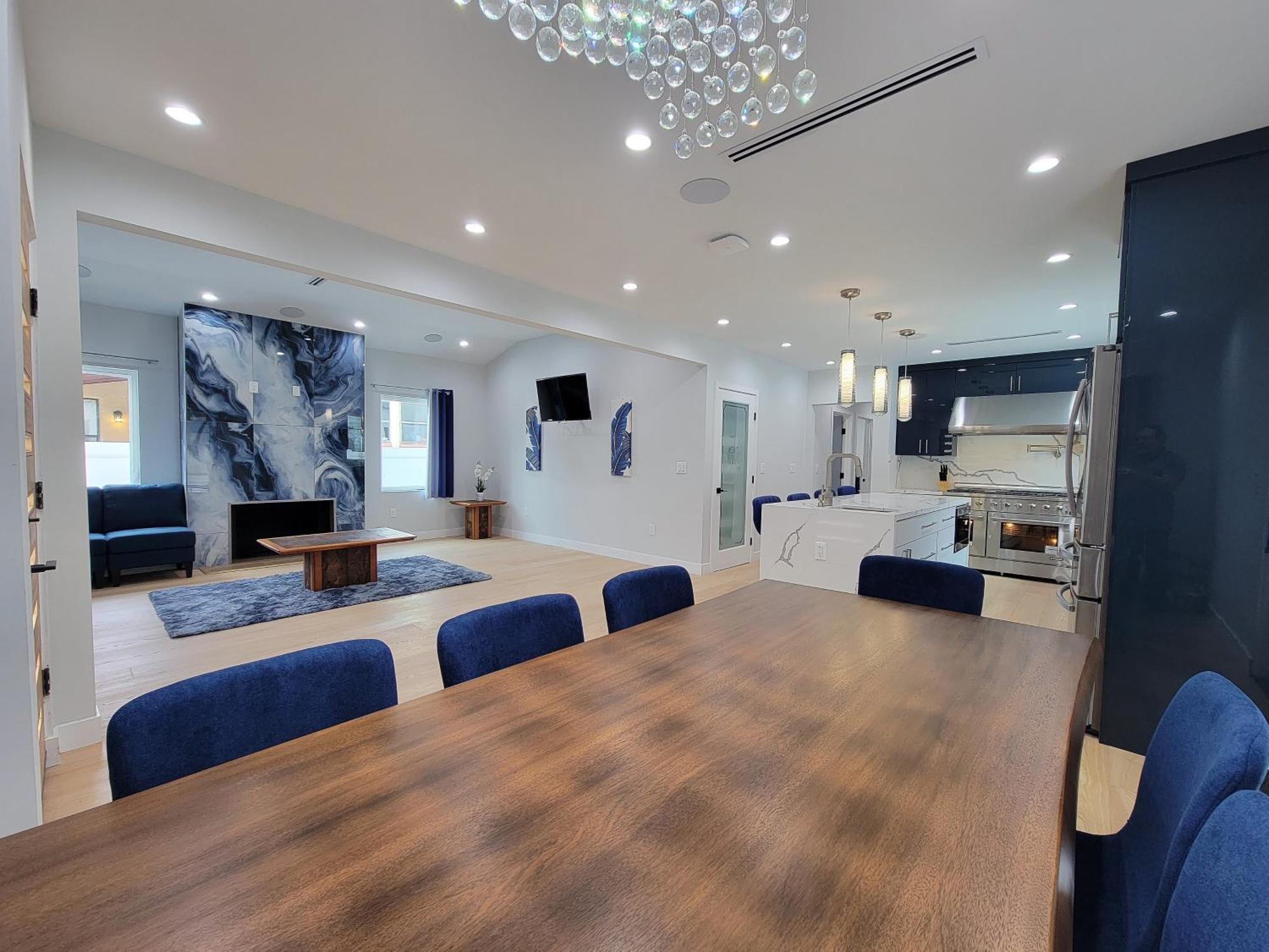 Modern Luxury 3 Bedroom Next To La Cienega Plaza With Parking, Wifi, Tv, Bbq 10 Minutes To Rodeo Drive * Los Angeles